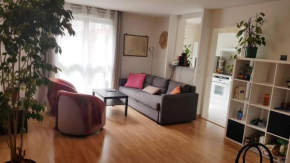 Appartement spacieux, calme, ascenseur, securisé, à 100m de Paris et très proche metro ligne 14 et RER C
